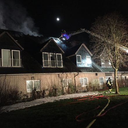 Drehleiter aus Schenefeld auf der Rückseite beim Öffnen des Daches