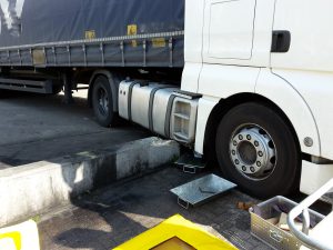 An diesem Betonklotz hatte der LKW sich den Tank aufgerissen