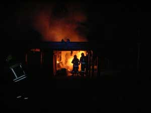 Das brennende Carport neben der Garage