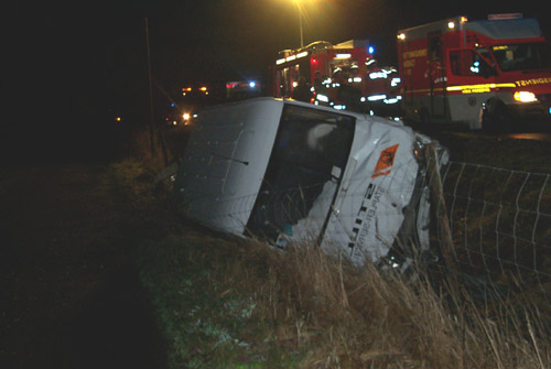 Der Fahrer des Sprinters wollte nur Erste-Hilfe leisten. Er blieb unverletzt, das Fahrzeug ist jedoch schrottreif