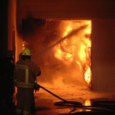 Brandbekämpfung aus der Lagerhalle in die Produktionshalle