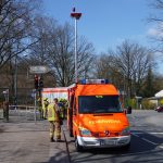 Einsatzleitwagen und HLF 1 auf der gesperrten Straße Thesdorfer Weg