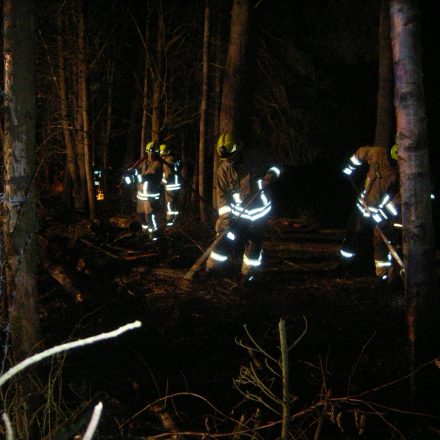 Verbliebene Brandnester werden gesucht und abgelöscht