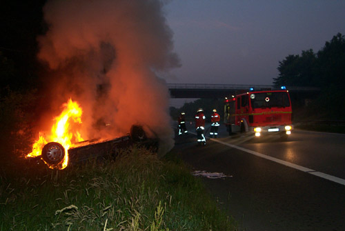 Der Pkw steht komplett in Flammen, der Unfallfahrer konnte sich noch selber befreien