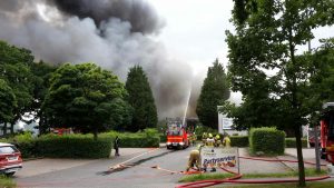 Der Einsatz der Drehleiter wird vorbereitet