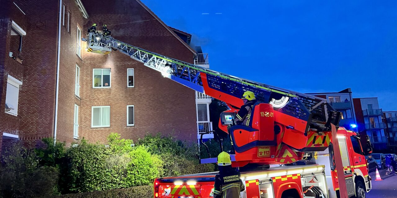 Feuer in Wohnung, Menschenleben in Gefahr